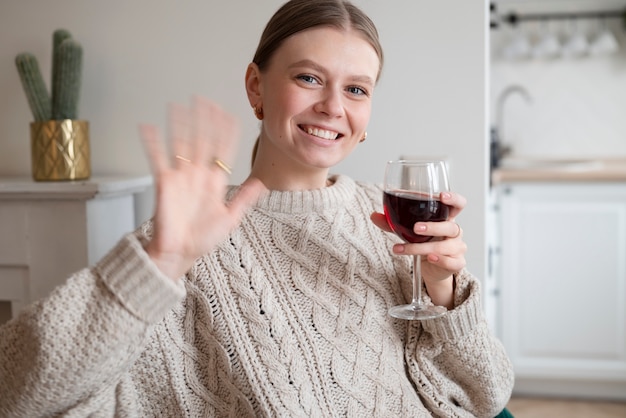 Femme ayant un rendez-vous virtuel