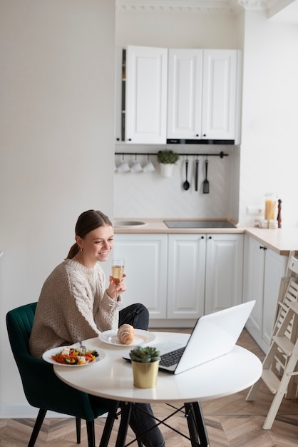 Femme ayant un rendez-vous virtuel