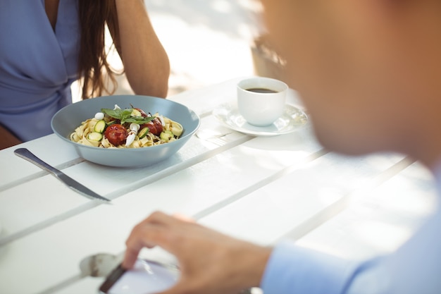 Photo femme ayant une salade de légumes au restaurant