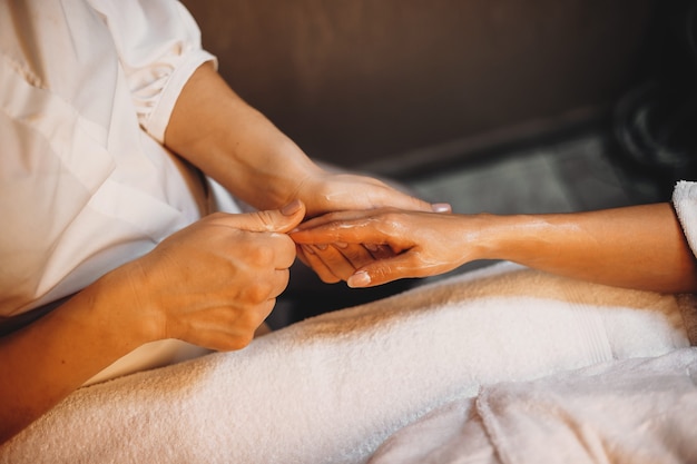 femme ayant une séance de spa pour ses doigts de la main