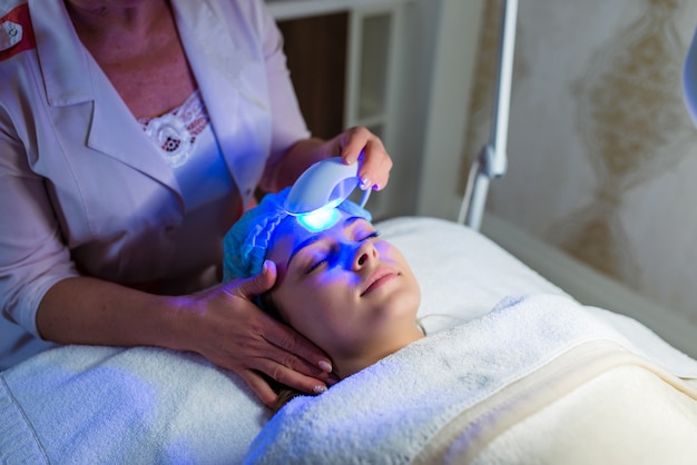 Femme ayant un traitement de la peau au laser dans une clinique de soins de la peau