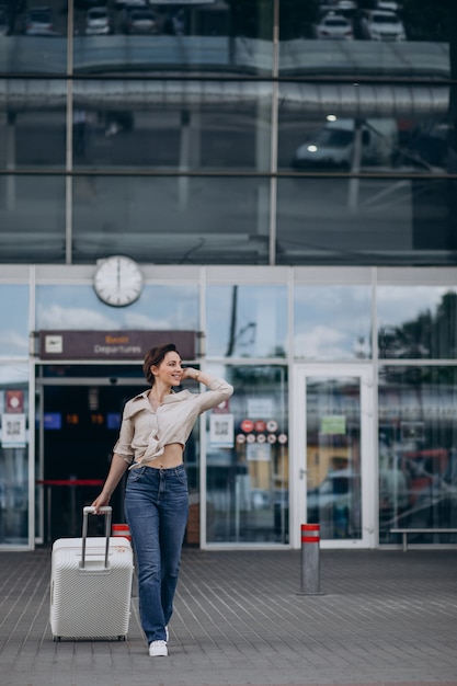 Femme avec bagages à l'aéroport