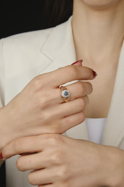 une femme avec une bague qui dit " carat " sur elle