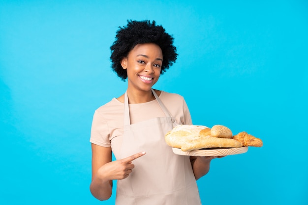 Femme Baker sur mur bleu