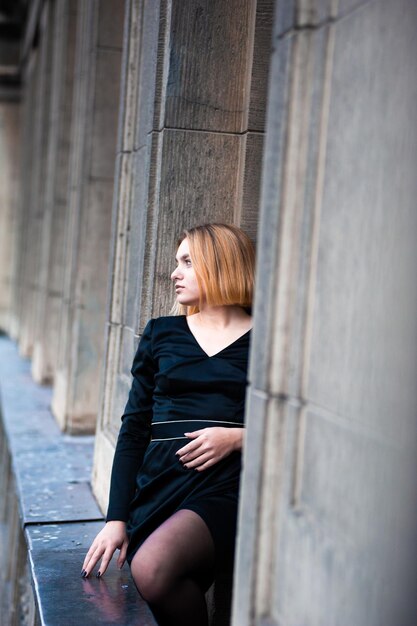 Femme sur le balcon de la rue