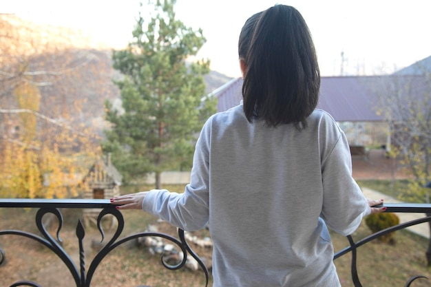 femme sur le balcon