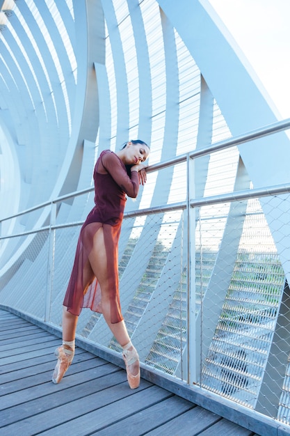 Femme ballerine triste isolée