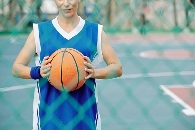 Femme avec ballon de basket