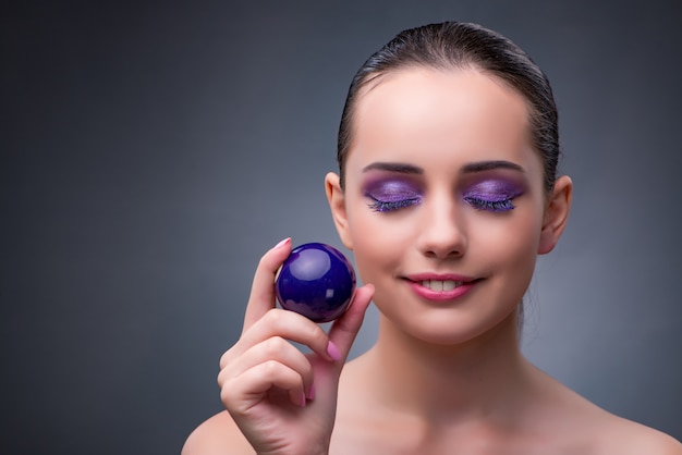 Femme avec ballon de billard violet