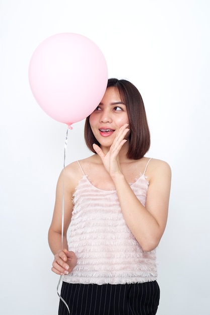 Femme avec ballon rose