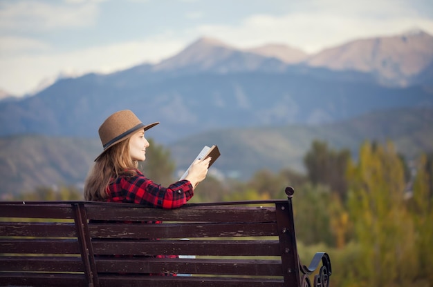 Femme sur le banc avec un livre