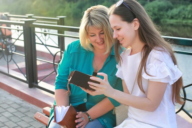 femme sur banc parler lire et sourire