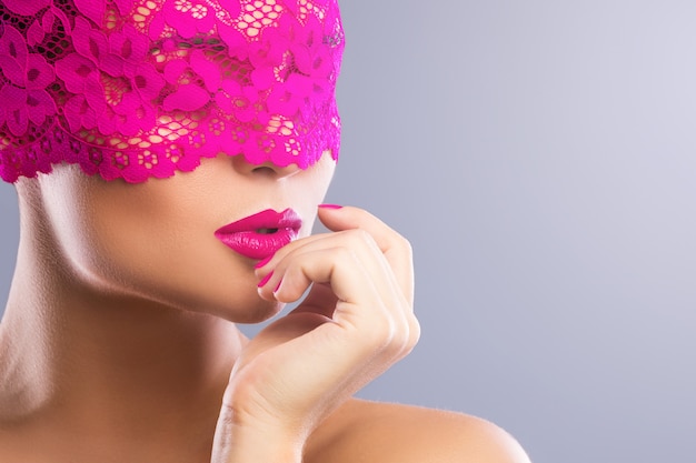 Femme avec un bandeau rose sur le visage