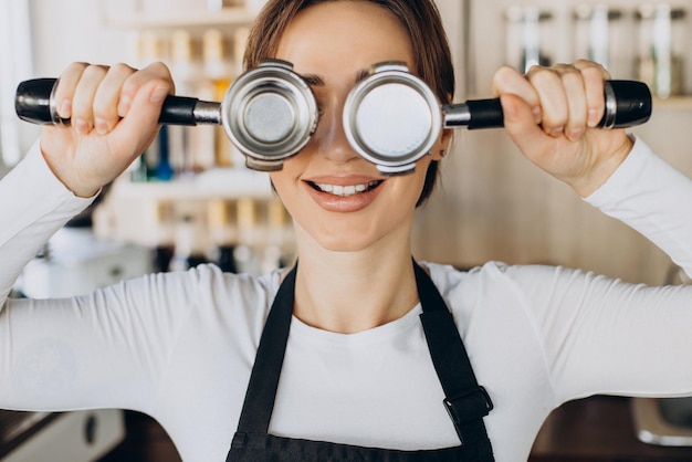 Femme barista dans un café préparant du café