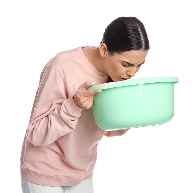 Femme avec bassin souffrant de nausées sur fond blanc Intoxication alimentaire