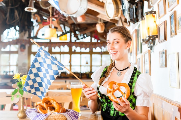 Femme bavaroise buvant de la bière de blé