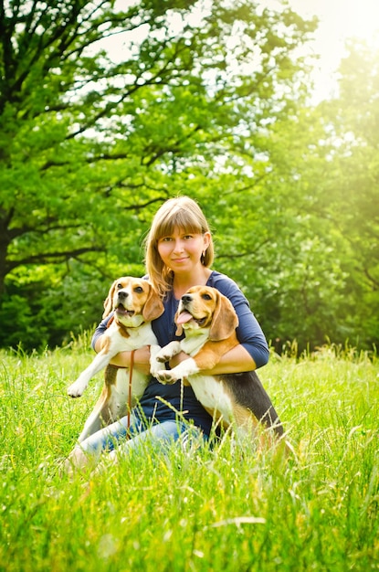 Femme avec beagle