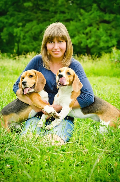 Femme avec beagle