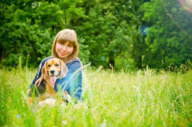 Femme avec beagle