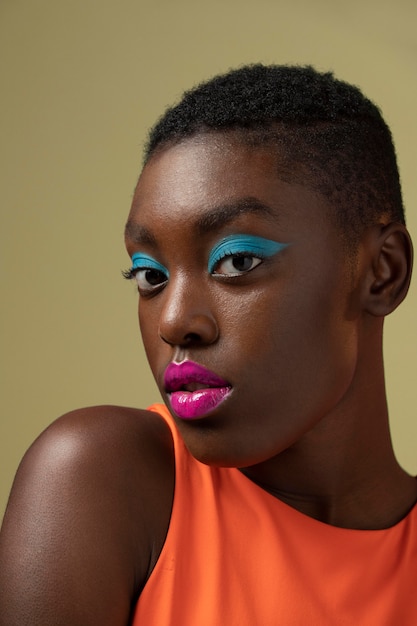 Femme avec beau maquillage gros plan