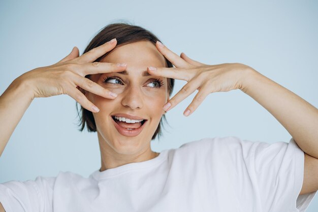 Femme avec un beau sourire à pleines dents