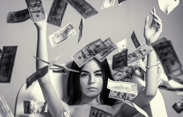 Femme avec beaucoup d'argent Femme millionnaire allongée dans la chambre Femme sexy allongée dans des billets d'un dollar Femme sexy riche allongée sur de l'argent