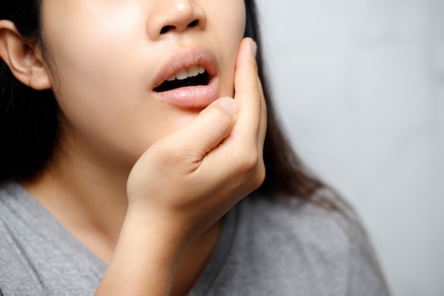 La femme a beaucoup de maux de dents