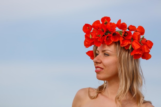 Femme de beauté dans le champ de pavot