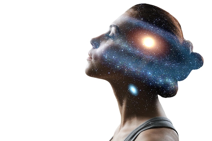 Photo femme de beauté avec l'illustration du cosmos comme cerveau.