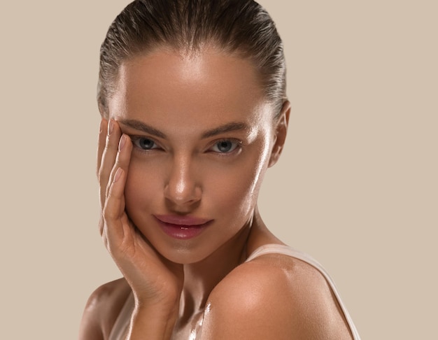 Femme De Beauté Avec Des Mains En Bonne Santé Maquillage Naturel Propre Peau Fraîche Concept Fond De Couleur Marron