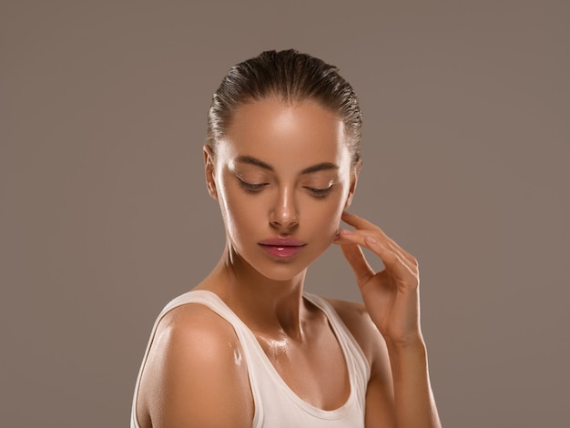 Femme de beauté avec des mains naturelles saines maquillage fond de couleur concept peau fraîche propre