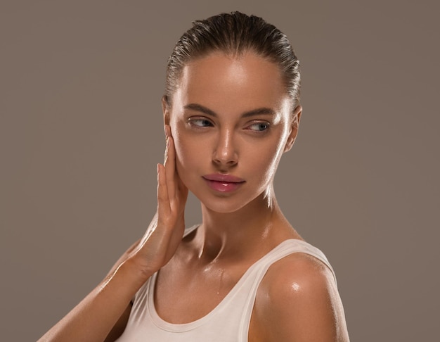 Femme de beauté avec des mains naturelles saines maquillage fond de couleur concept peau fraîche propre