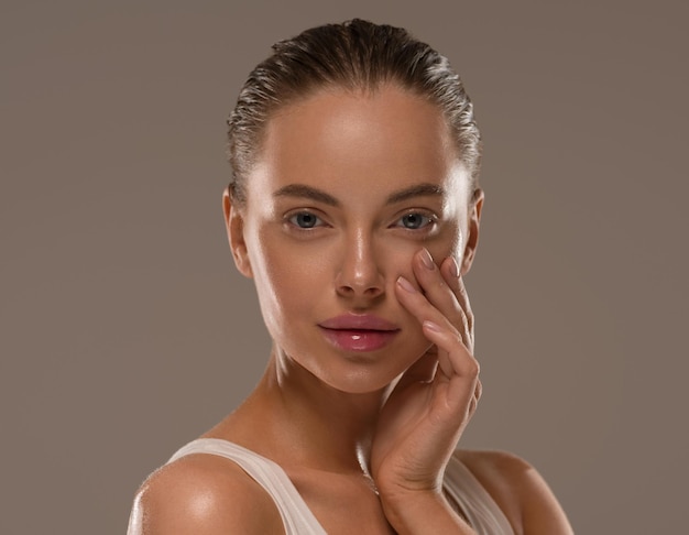 Femme de beauté avec des mains naturelles saines maquillage fond de couleur concept peau fraîche propre