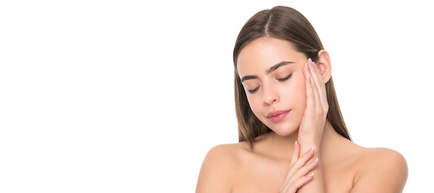 Femme beauté visage gros plan portrait isolé bannière avec copie espace jeune fille toucher la peau du visage lisse isolé sur fond blanc