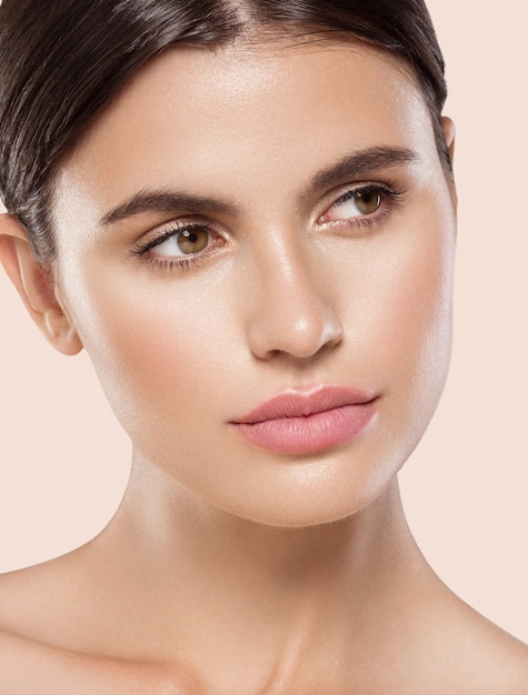 Femme beauté visage sain peau fraîche maquillage naturel beauté yeux et lèvres femme jeune modèle