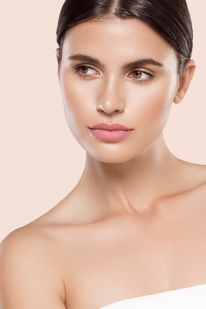 Femme beauté visage sain peau propre maquillage naturel beauté yeux femme jeune modèle Fond beige.