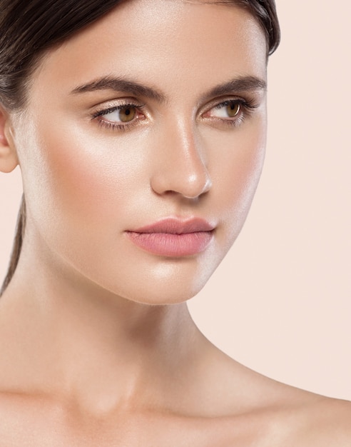 Femme beauté visage sain peau propre maquillage naturel beauté yeux femme jeune modèle Fond beige.