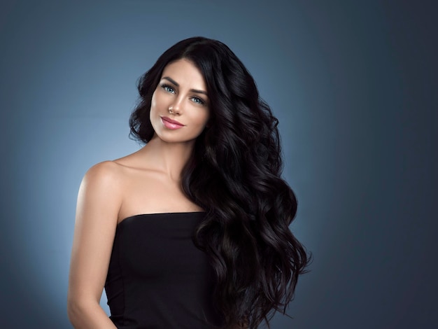 Femme de beaux cheveux avec une longue coiffure brune. Prise de vue en studio.