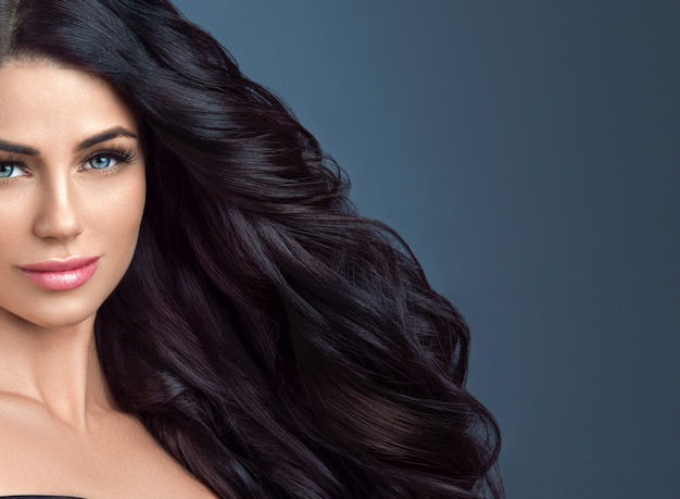 Femme de beaux cheveux avec une longue coiffure brune. Prise de vue en studio.