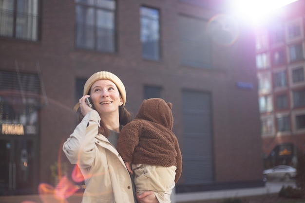 Une femme avec un bébé au téléphone