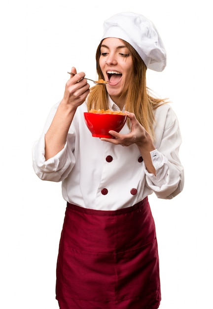 Femme belle chef mangeant des céréales dans un bol