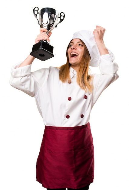 Femme belle chef tenant un trophée