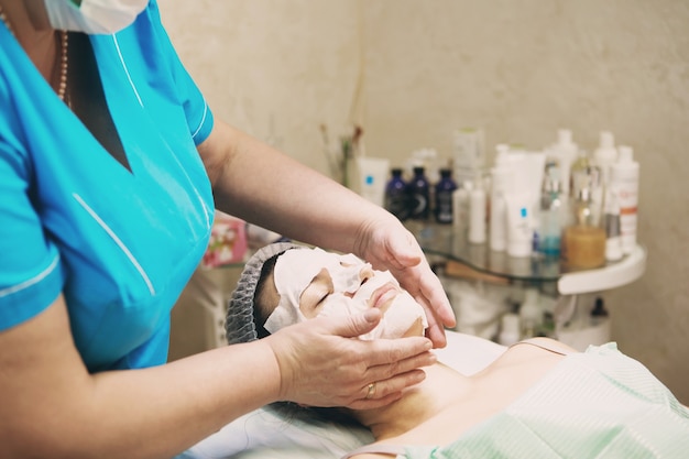 Femme belle fille naturelle dans le salon spa