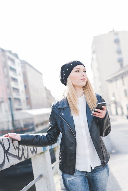 femme belle jeune blonde cheveux raides