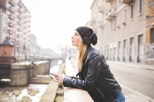 femme belle jeune blonde cheveux raides