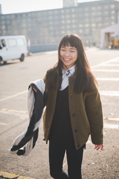 femme belle jeune hipster asiatique