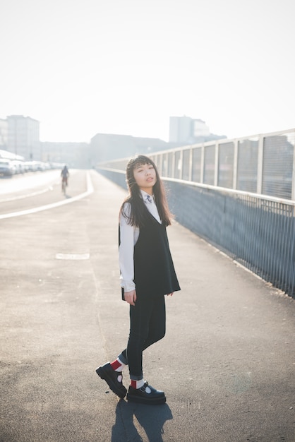 femme belle jeune hipster asiatique