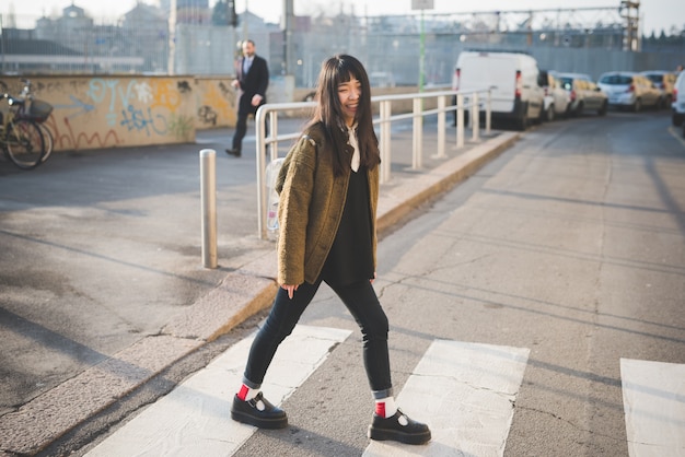 femme belle jeune hipster asiatique