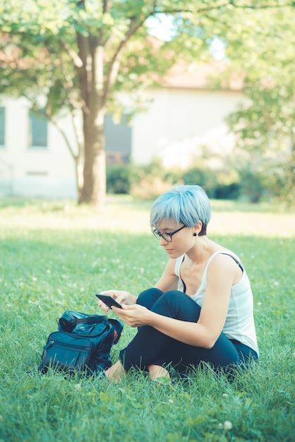 femme belle jeune hipster de cheveux bleus courts avec tablette