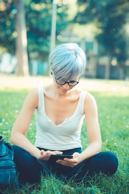 femme belle jeune hipster de cheveux bleus courts avec tablette